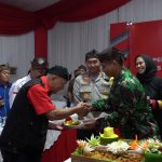 Wakapolda Jabar Sambut Pemudik Arus Balik dan Syukuran Hari Buruh Nasional di Rest Area 62 B