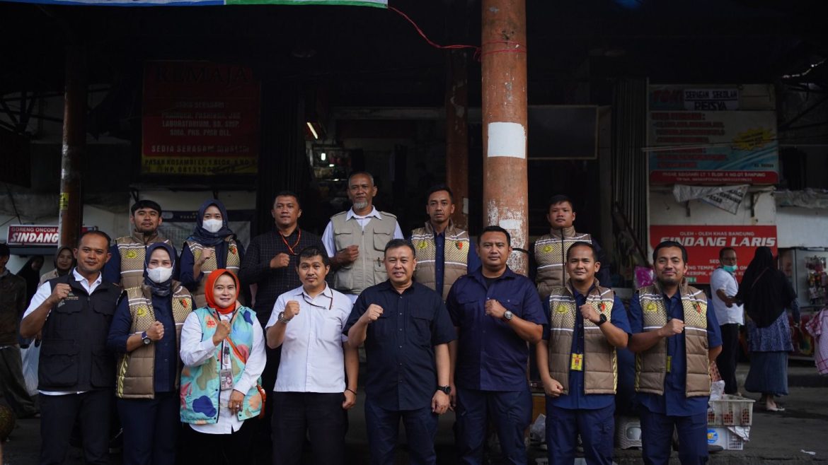 Dir Reskrimsus Polda Jabar Bersama Tim Gabungan Satgas Pangan Polda Jabar Cek Harga Pangan dan Sembako di Beberapa Pasar Kota Bandung Pasca Lebaran