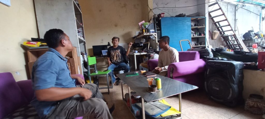 Polisi Bantu Bersihkan Rumah Sang Dokter Yang Viral Dimedia Sosial