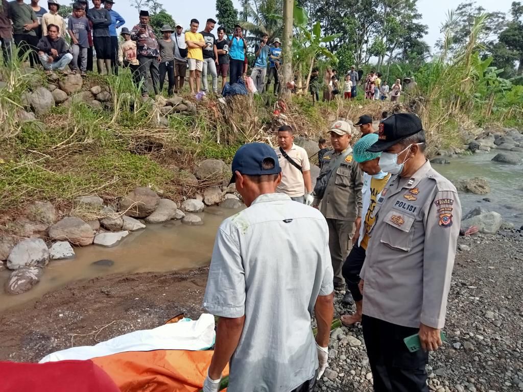 Polisi Evaksuasi Jasad Pria Yang di temukan di Aliran Sungai Cipamingkis Sukamakmur Bogor