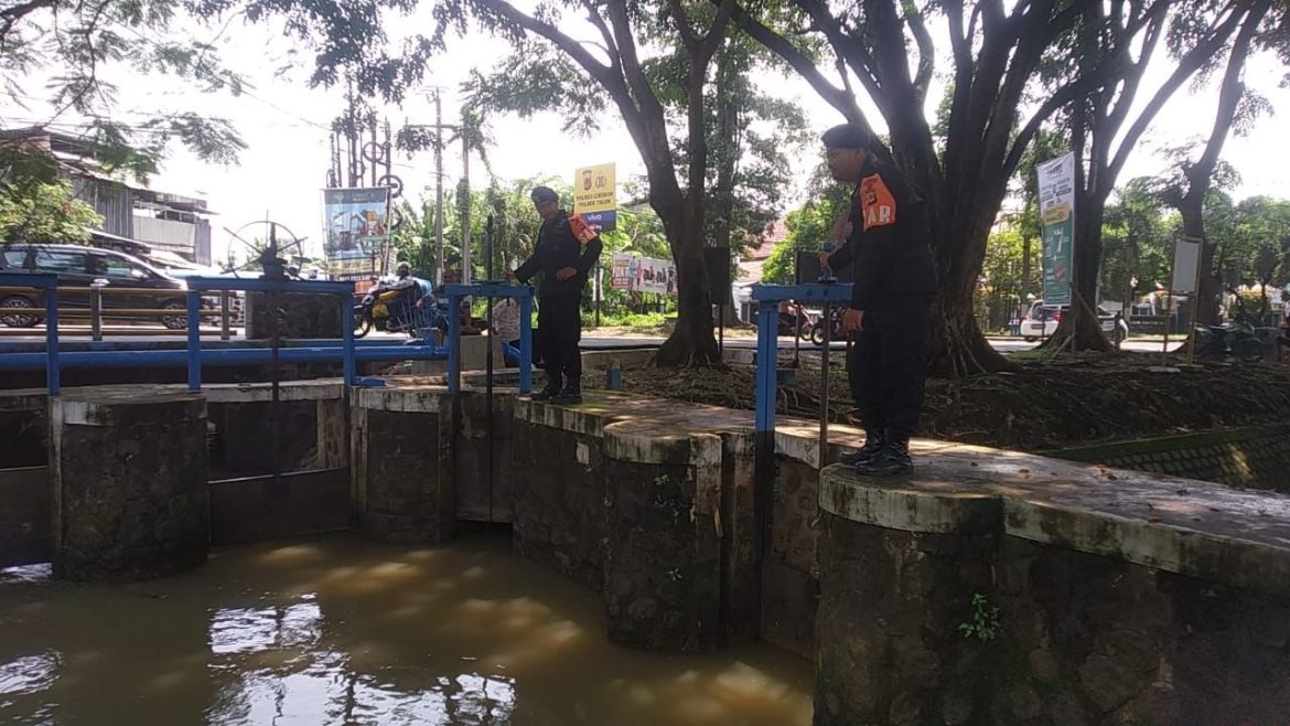 Bentuk Tanggap Bencana di Tengah Perubahan Musim, Tim Siaga Sar Sat Brimob Polda Jabar Cek Aliran Sungai Pasca Hujan