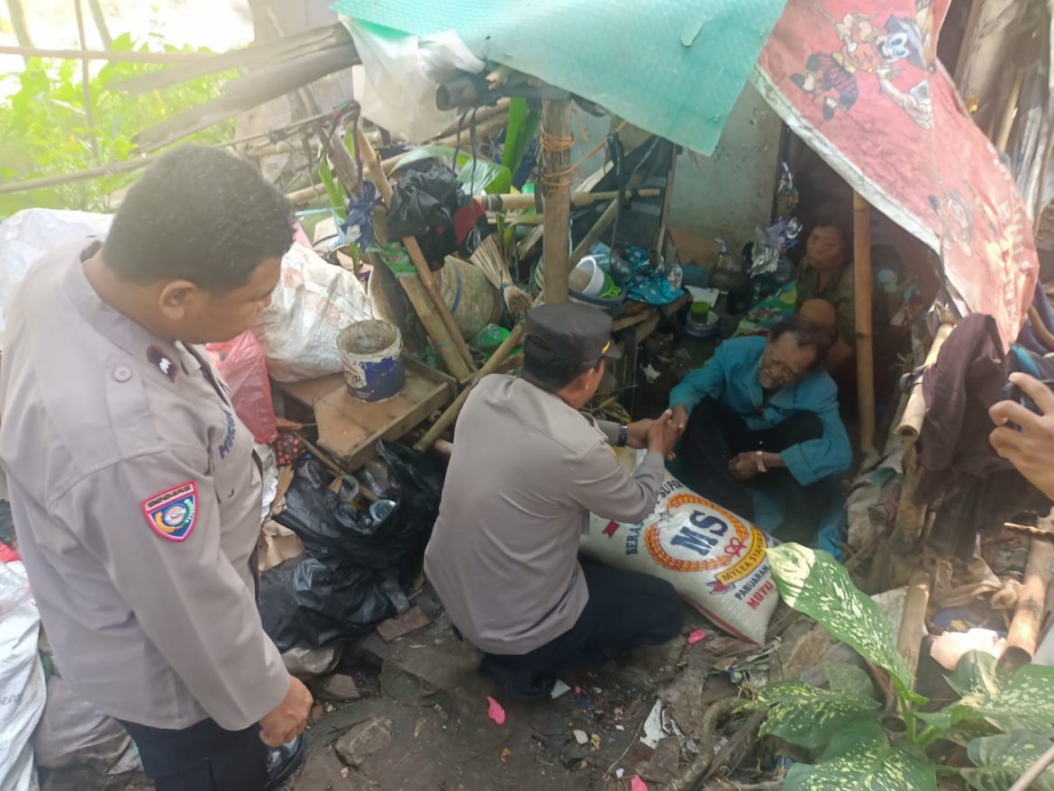 Polisi Berikan Bantuan Untuk Keluarga Pemulung