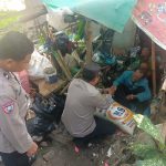 Polisi Berikan Bantuan Untuk Keluarga Pemulung