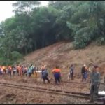 Tanah Longsor Tutup Jalur Kereta Api