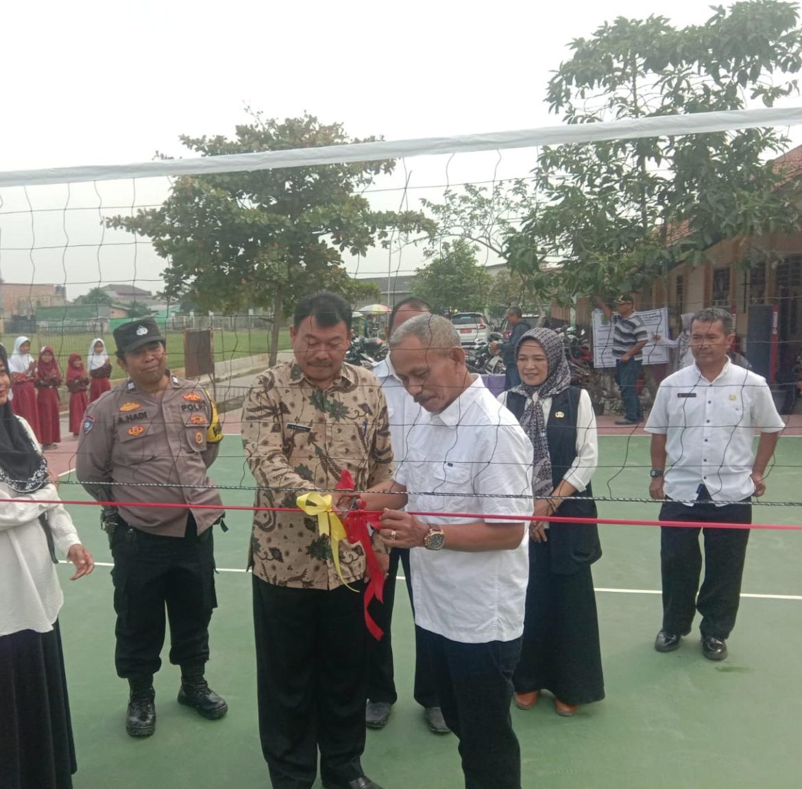 Peduli Pengembangan Atlet, Bidang PO Disdikpora Karawang Berikan Bantuan Lapangan Voli SDN Warungbambu 3