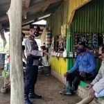 Personel Sat Brimob Polda Jabar Ingatkan Para Petani Agar Berhati-hati Terhadap Modus Penipuan Berbentuk Hadiah Undian