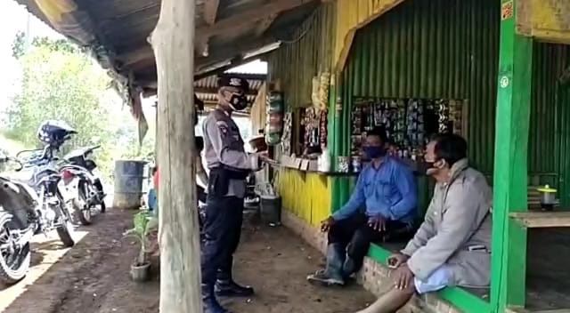 Personel Sat Brimob Polda Jabar Ingatkan Para Petani Agar Berhati-hati Terhadap Modus Penipuan Berbentuk Hadiah Undian