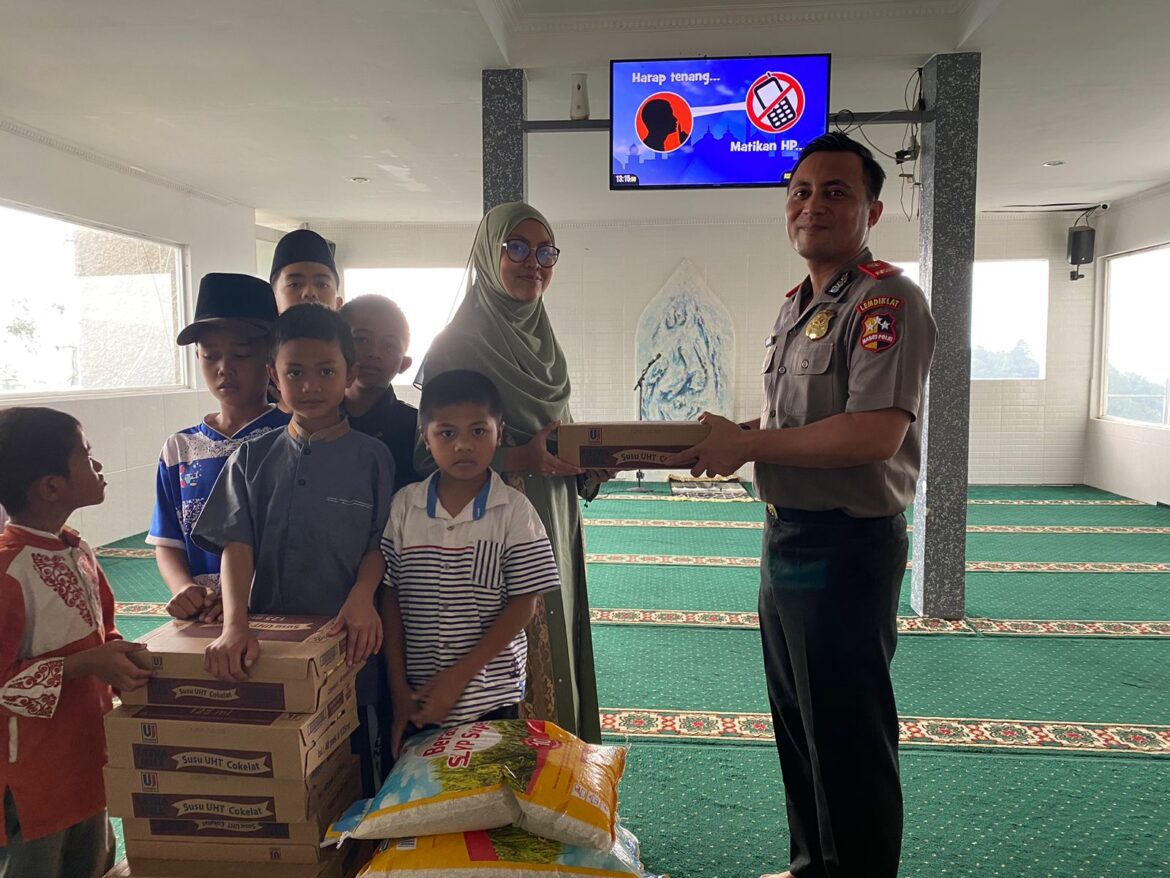 Moment Hari Lebaran Anak Yatim 10 Muharam 1445 Hijriyah, Serdik Ardhy Zul Nasution Berikan Bantuan Sembak