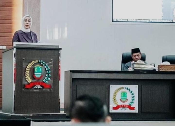 Cellica Jelaskan Alasan Dirinya Mengundurkan Diri Jadi Bupati Karawang Dihadapan Para Anggota DPRD 