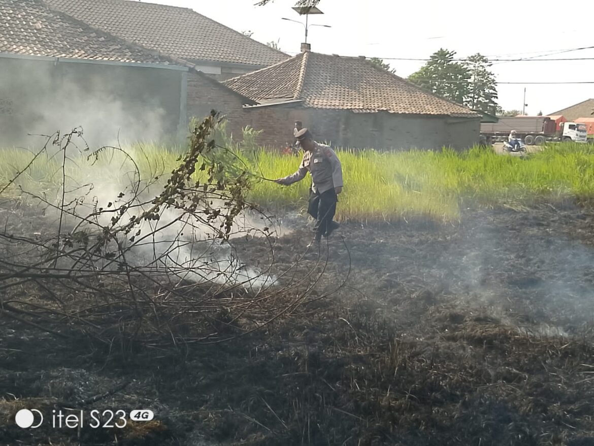 Kapolsek Patokbeusi Turun Langsung Memadamkan Api Kebakaran