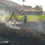 Kapolsek Patokbeusi Turun Langsung Memadamkan Api Kebakaran