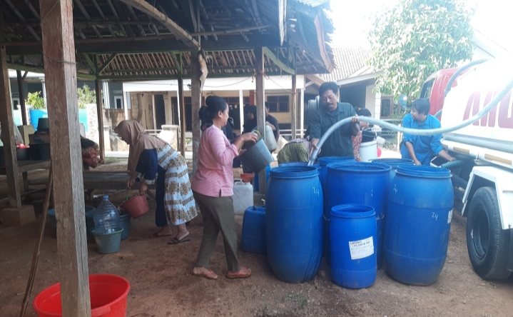 KIIC Karawang Beri Bantuan Air Bersih di Tegalwaru