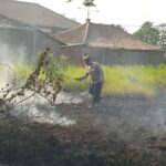 Polisi Turun Tangan Padamkan Api