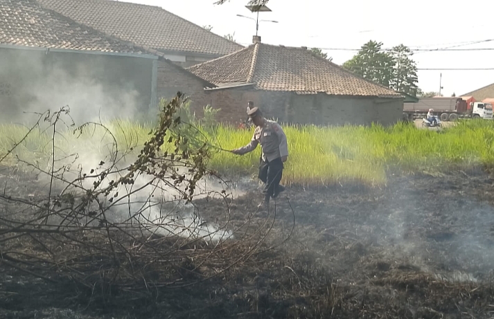 Polisi Turun Tangan Padamkan Api