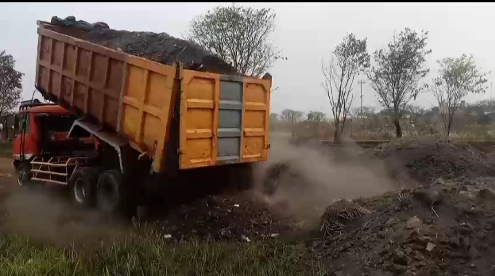 Limbah Bekas Pembakaran Kulit Padi Dibuang Di Karawang