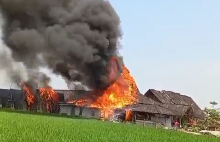 Api Luluhlantakan Rumah Makan Saung Kabogoh