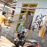 Viral Video Seorang Pria Rusak Rumah Keluarga Sendiri