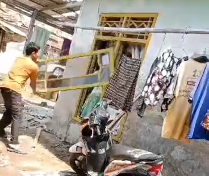 Viral Video Seorang Pria Rusak Rumah Keluarga Sendiri