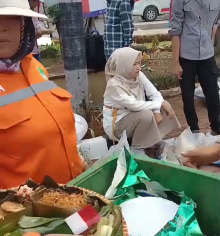 Paket Nasi Tumpeng Dibuang Kedalam Tong Sampah