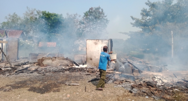 Rumah Milik Aparat Desa Mulyajaya Rata Dengan Tanah